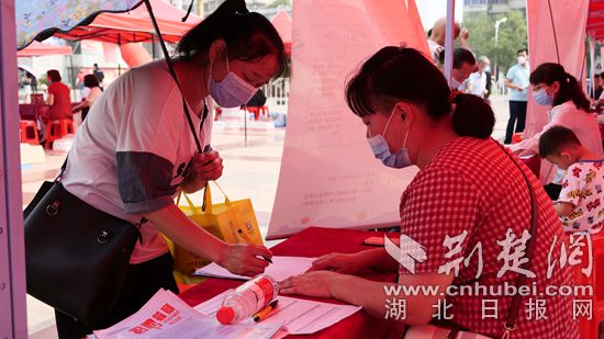 |提升职业技能 黄石开展12333全国统一咨询日活动（组图）