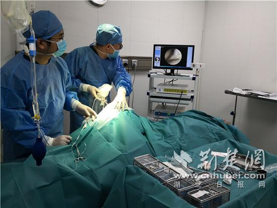 |可乐当水喝 16岁少年膝盖里疯长痛风石