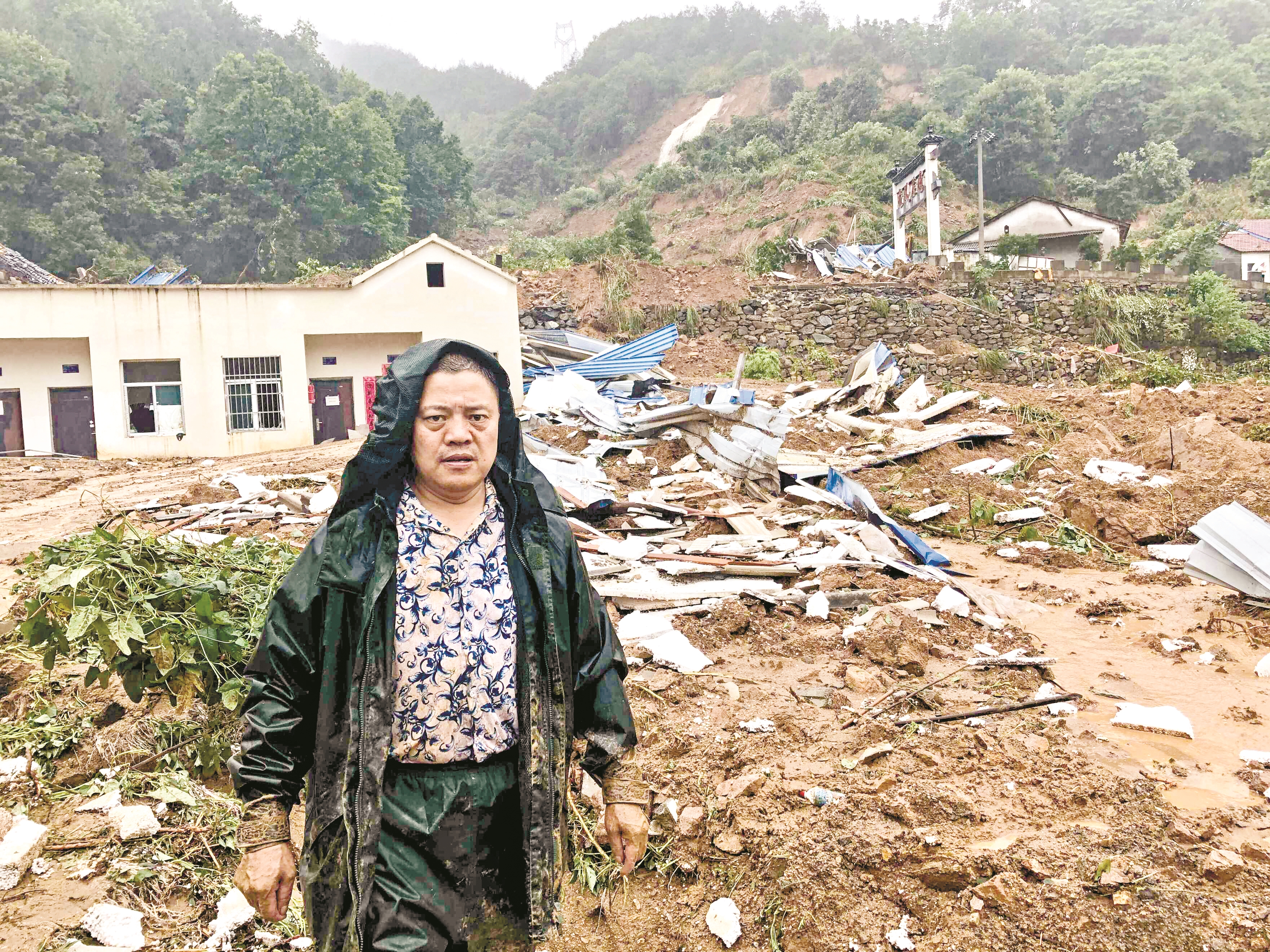 英山突发山体滑坡 300余头生猪被埋 英山突发山体滑坡 300余头生猪被埋