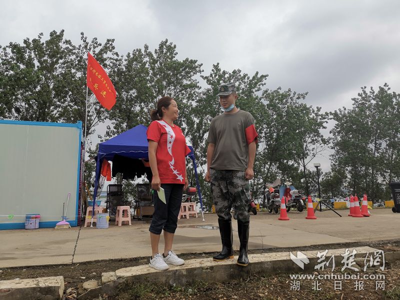 |沌口十里长堤上这对“母子兵”上堤十天后终于见上了一面