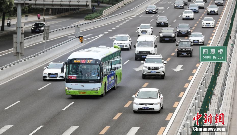 7月26日,乘客有序乘坐北京817路公交车.