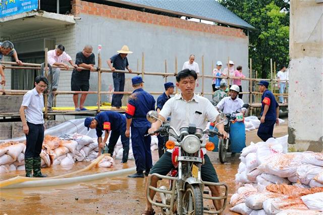 |鄱阳湖湖水倒灌 湖北消防两小时抢出一条“旱路”