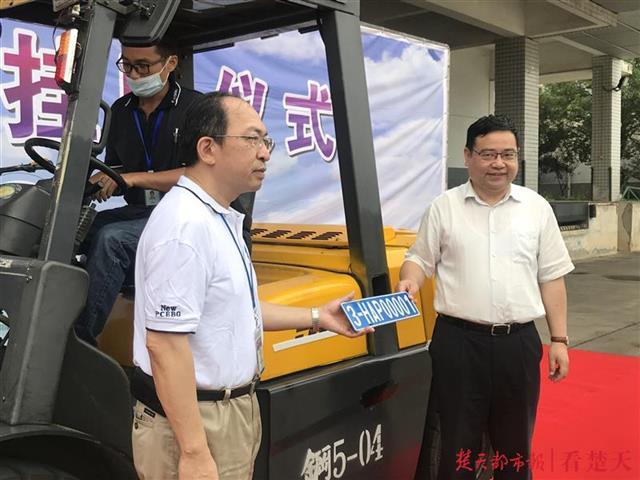 |武汉工程车也要装车牌了！7000台非道路移动机械上环保“身份证”