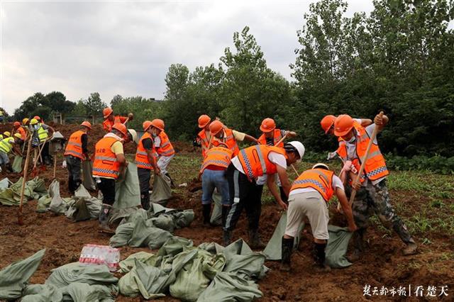 |150名突击队员连续奋战9个小时，筑牢朱家河谌家矶西岸防汛堤