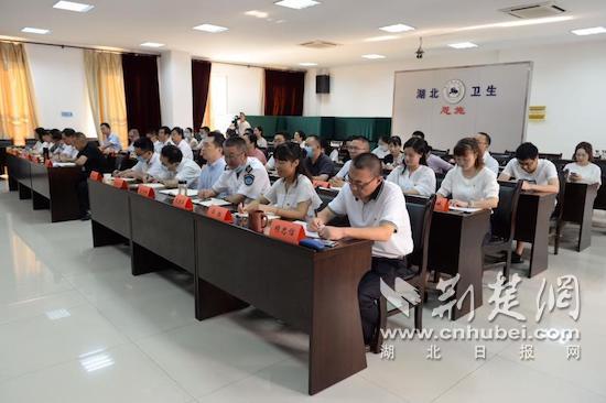 |恩施州20余名新任科级卫健干部举行宪法宣誓与廉政谈话