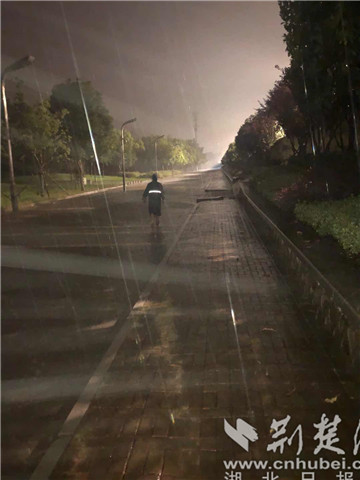 |武昌51岁城管协管员巡堤护城