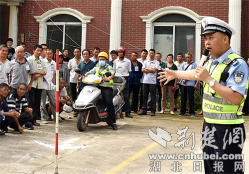 |南漳交警“流动车管所”走进山区