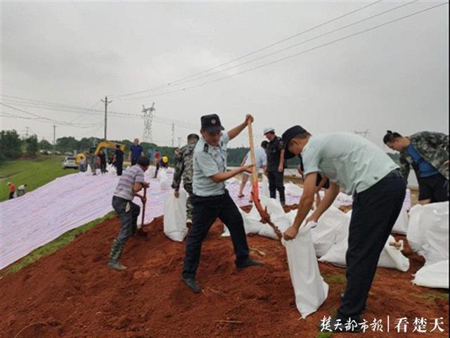 |江夏一水库出现20米裂缝，江夏城管队员紧急上堤修复