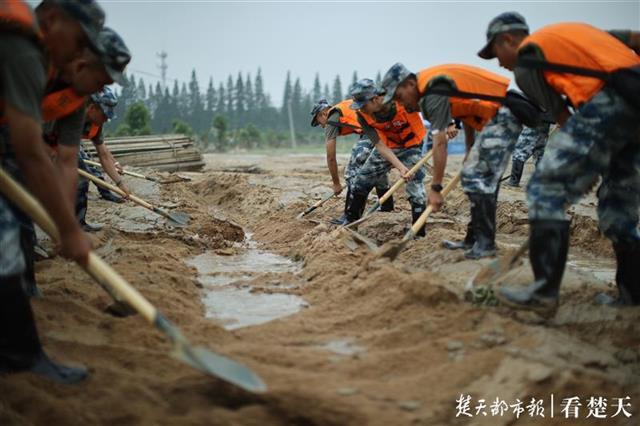 |考田河险情再度告急！封堵200米决口，空降兵官兵鏖战大堤