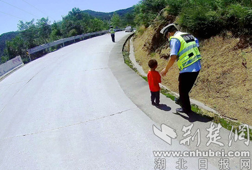 |保康民警助迷路男童找到家人