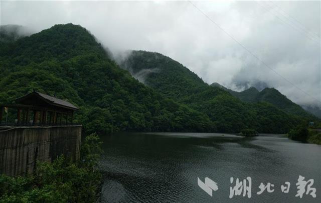 |湖北海拔最高水库——神农架坪堑水库开闸泄洪