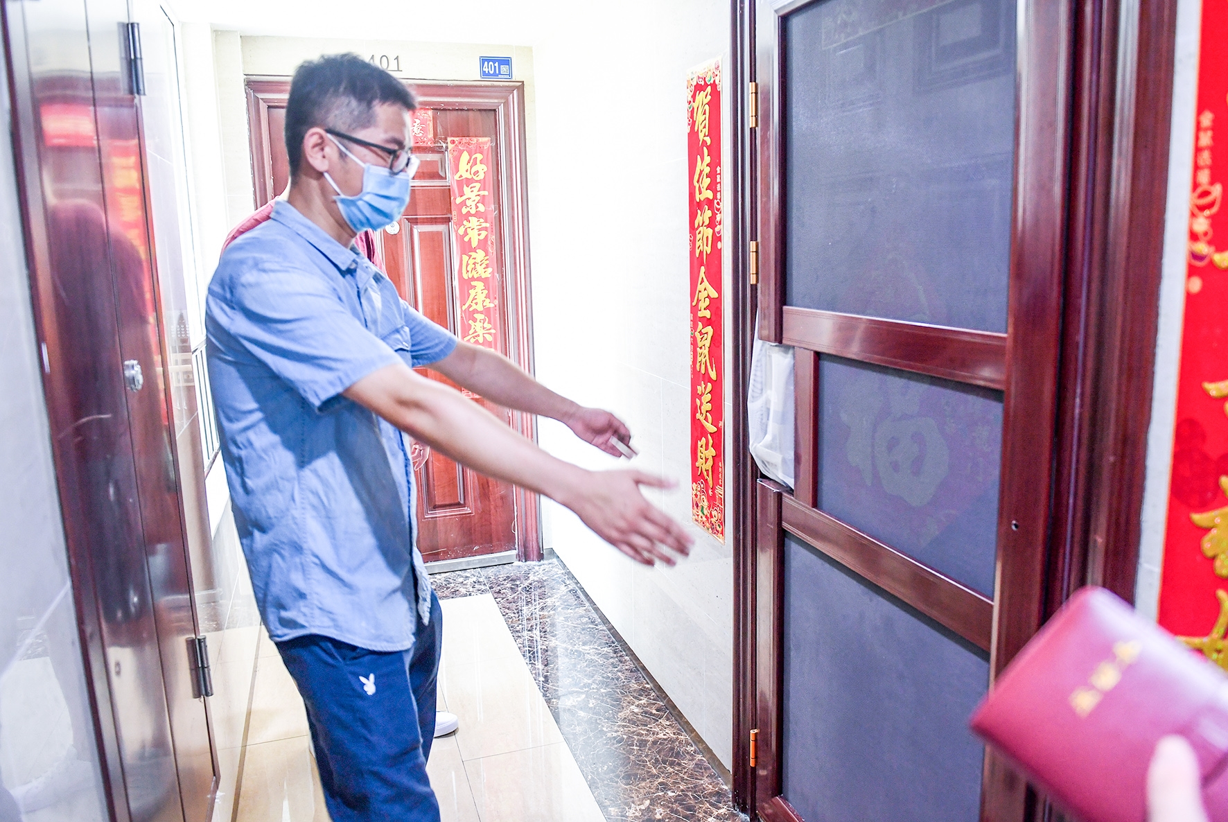 |纱门朝外开邻居不好走 和谐邻里关系变差 目前社区城管正在协调