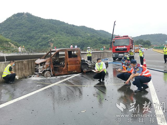|鄂西北高速人开展交通事故应急救援演练