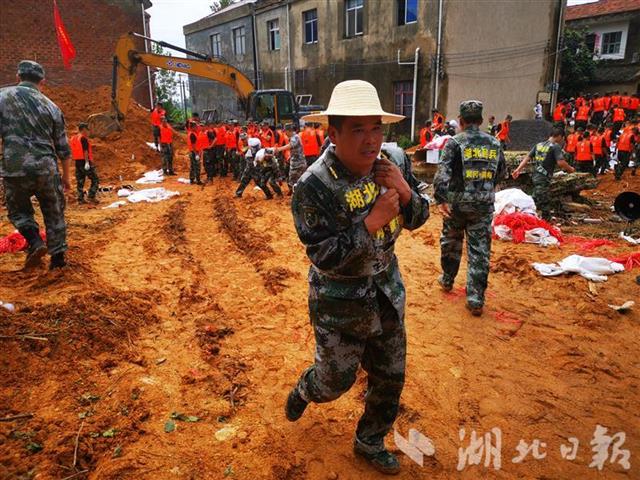 |“快！快！跑起来！”武警官兵与民兵携手筑坝