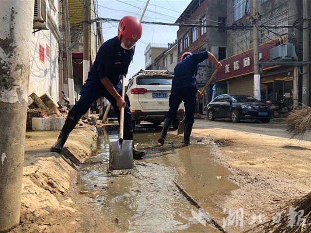 |江西抗洪清淤一线湖北消防助力恢复生产生活