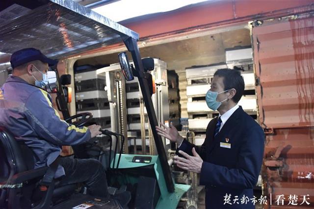 |武汉开出第三条沿江班列！汉产汽配29小时抵达上海