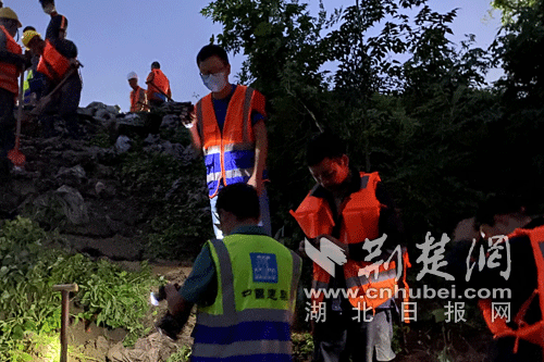 |东西湖区汛情告急 他们扛着铁锹冲上大堤