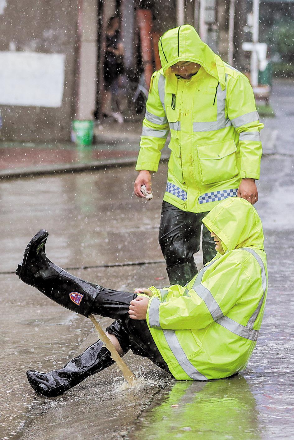 |湖北公安全警动员全力以赴抗洪救灾