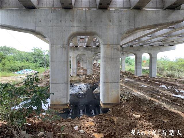 |农田借出成垃圾填埋场惹出烦心事，当地已叫停，运输方承诺处理