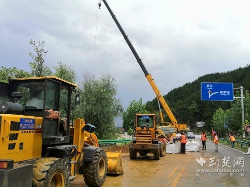 |英山交通运输部门300余人冲在抢险保通最前线