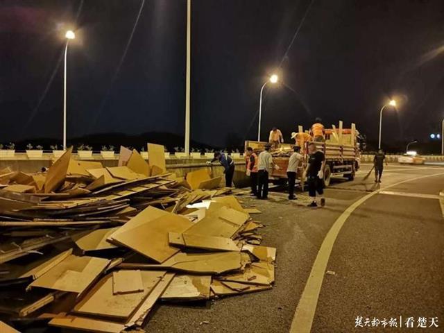 |货车掉落板材占压半幅匝道，城管连夜处置恢复道路畅通