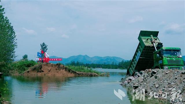 |快讯丨好消息！富河干堤又一处溃口堵上了