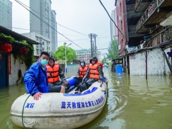 黄石：暴雨中的“摆渡人”