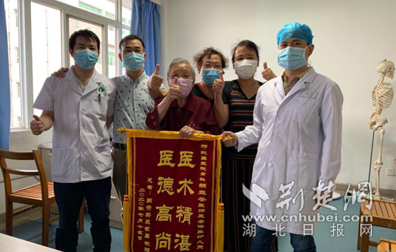 |80岁婆婆术后给医生送来锦旗