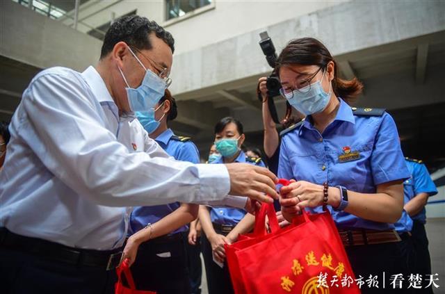 |今天，铁路一线职工收到一份“清凉礼包”