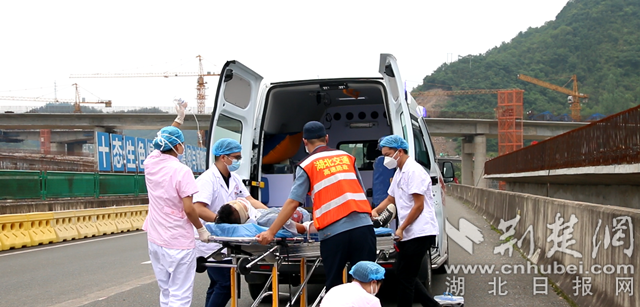 |鄂西北高速人开展交通事故应急救援演练