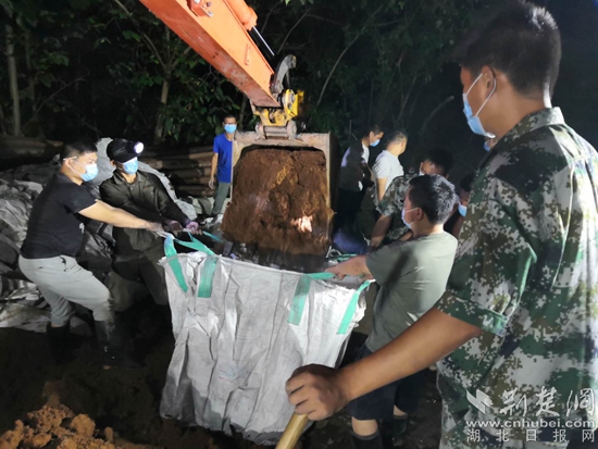 |鄂州市夏兴湖发生管涌险情 30多人奋战34小时排除隐患
