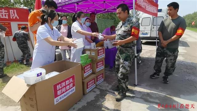 |洪山区卓刀泉街把“爱心医疗礼包”送到武金堤
