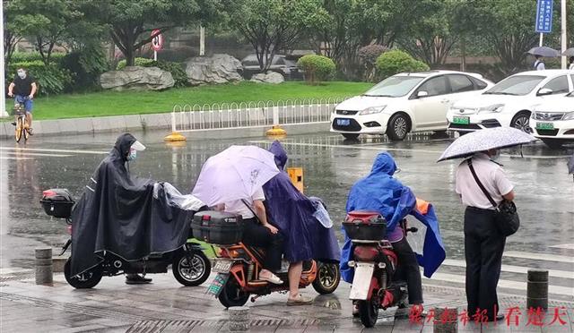 |江城小雨送清爽