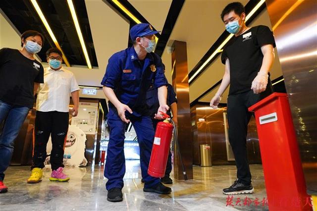 |时隔半年影院迎来复工，消防监督员上门服务排隐患保安全