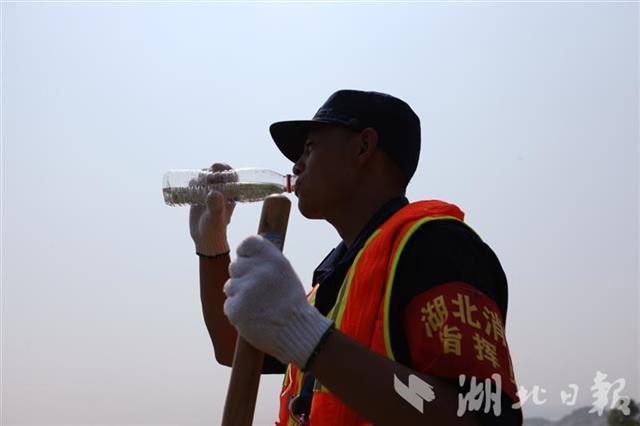 |头顶烈日，奔袭120公里 50名湖北勇士赴长江彭泽段排险