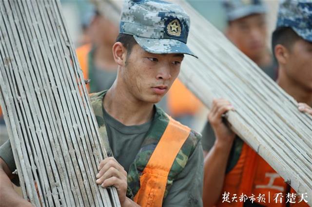 |考田河险情再度告急！封堵200米决口，空降兵官兵鏖战大堤