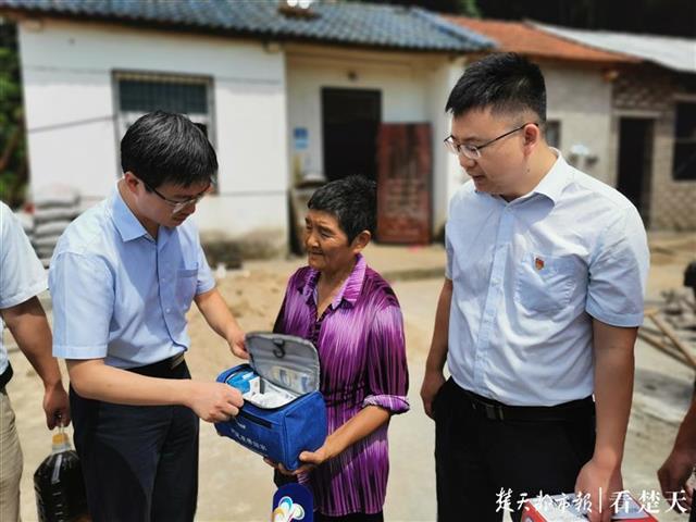 |盖新房养鸡喂鱼种菜，村里最后脱贫的她生活越来越舒心