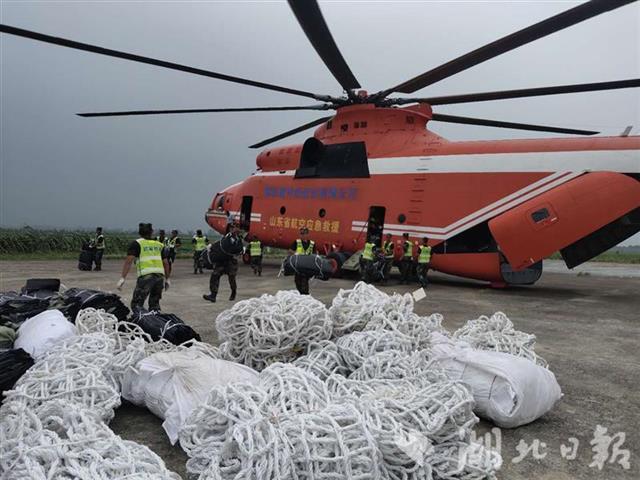 |一架米-26直升机飞抵阳新 将空投石块封堵富河溃口