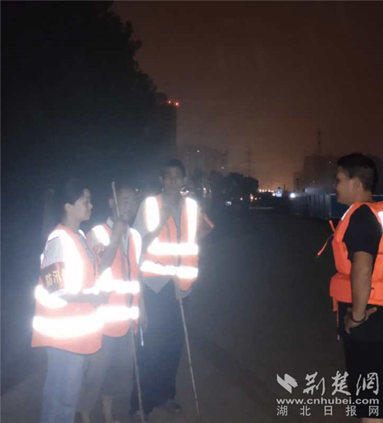 |90后党员凌晨带头冲上护堤一线 两代人接力抗洪