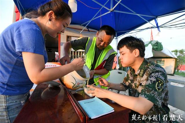 |防汛全家总动员，武金堤上有对“父子兵”