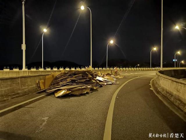 |货车掉落板材占压半幅匝道，城管连夜处置恢复道路畅通