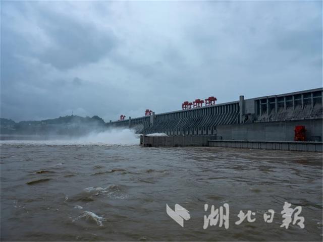|长江洪水持续上涨 三峡枢纽拦洪发电双管齐下