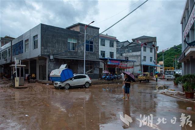 |湖北建始：暴雨引发城市内涝 救援队伍迅速抢险