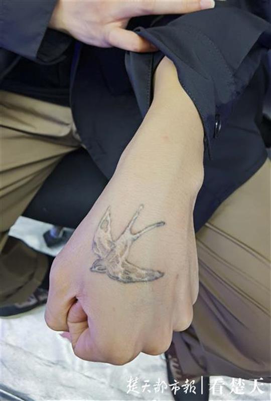 |想纹只凤凰却出来只燕子，一通操作后还落下一片疤痕