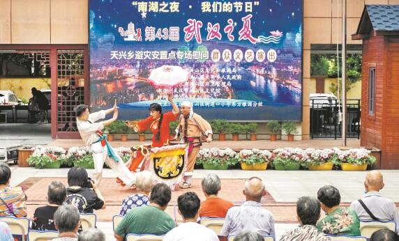 |饭菜送到手上 患病有车接送，武汉防汛安置点给“暂住居民”家的感觉