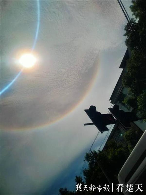 1号站代理开户美翻了!江夏区上空出现日晕美景
