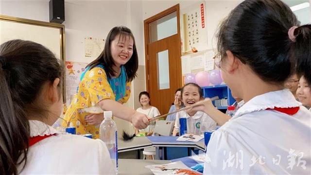 |咸宁一校长带着戒尺参加学生毕业典礼