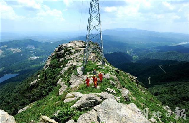 |烈日下，翻山越岭巡线去