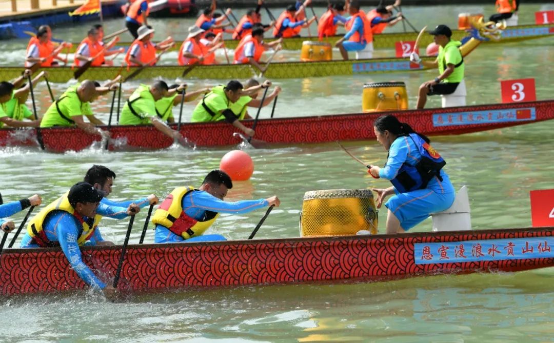 宣恩水运会开幕 贡水河里龙舟竞速