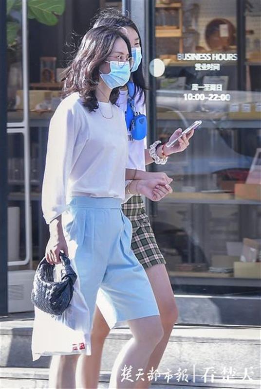 |武汉迎来热辣夏日，汉街喷水雾降温